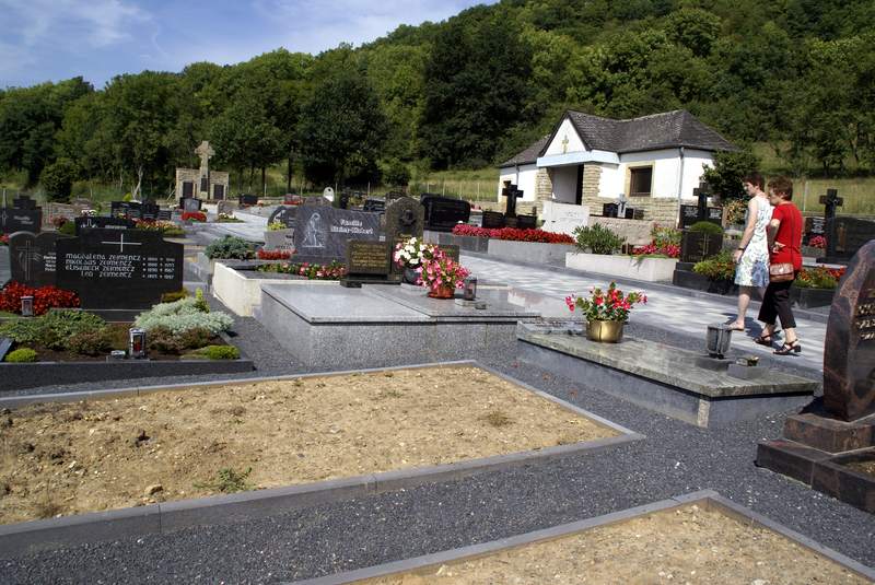 Unser Friedhof wird verschoenert 2008 Bild Nr.008